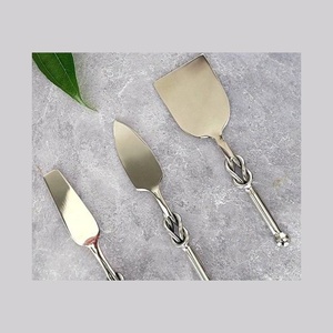 Ensemble de fromage en acier inoxydable avec poignée nouée Couverts Manche en résine verte pour usage domestique Outils à fromage en forme de couteau - Product Image 1