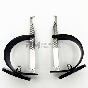 Pinzas Profesionales RMI para Extensión de Pestañas con Punta Plateada y Agarre de Diamante, con 1 Soporte para Pinzas de Color Negro - Product Image 1