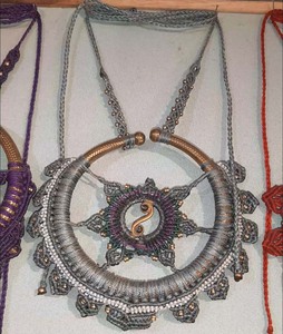 Collier en macramé cercle plaqué or laiton, fils multicolores, réglable, style bohème, fait main, bijou statement - Product Image 4