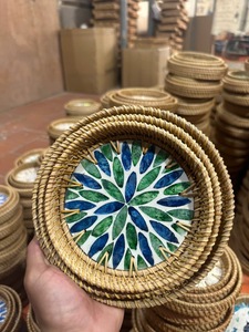 Plateau artisanal en nacre et rotin pour la décoration de la maison et la présentation sur table, fabriqué au Vietnam - Product Image 3