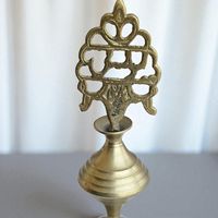 Support en laiton pour Surma Dani - Porte-Kohl (Surma) doré avec applicateur |   Pot traditionnel pour Surmadani/Kajal
