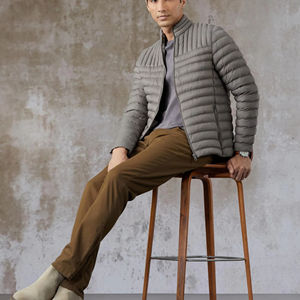 Veste matelassée brillante d'hiver pour homme, coupe-vent épaisse et rembourrée, noire à capuche, personnalisée par le fabricant - Product Image 1