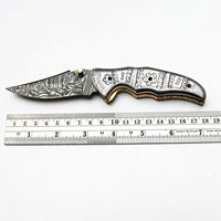Couteau pliant artisanal en acier Damas avec manche en os gravé, couteau de poche pour le camping, personnalisation OEM disponible