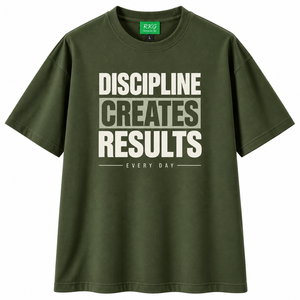T-shirt à manches courtes vert olive pour homme RKG, imprimé « La discipline crée des résultats », coupe ample, formel, écologique, en coton respirant - Product Image 1