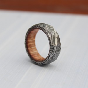 Bague artisanale vintage en acier Damas avec incrustation en bois de fût de whisky facetté, certifiée par un tiers, pour fiançailles et mariage - Product Image 5
