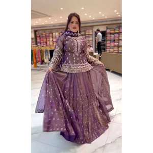 Conjunto de Lehenga de Fiesta para Mujer de Diseñador con Bordado y Lentejuelas, Top y Parte Inferior con Estilos Variados - Product Image 4