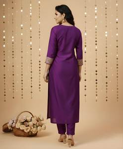 Ensemble Kurta et pantalon en soie romaine brodée violette avec dupatta, col cœur, coupe droite longueur mollet, tenue ethnique pour femme - Product Image 3