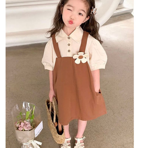 Conjunto Preppy Vintage de 2 Piezas para Niña Pequeña: Blusa con Cuello y Mangas Abullonadas y Vestido con Tirantes y Detalle de Flores - Product Image 1