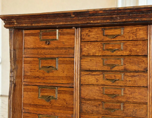 ตู้เสื้อผ้าดีไซน์ทันสมัยพร้อมตู้เก็บของด้านบน ตู้เสื้อผ้าไม้เนื้อแข็ง โครงสร้างตู้ไม้สำหรับห้องนอนและห้องนั่งเล่น - Product Image 3