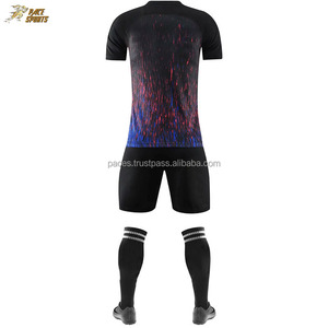 ชุดฟุตบอลแบบยูนิเซ็กซ์ เสื้อและกางเกงขาสั้นสั่งทำได้ ชุดกีฬาสำหรับผู้ใหญ่ ผลิตจากโพลีเอสเตอร์ 100% พร้อมสีและโลโก้ตามสั่ง โดย Pace Sports Shop - Product Image 3
