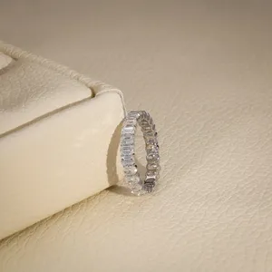 Elegante Anillo de Diamantes con Corte Esmeralda y Ovalado en Oro Amarillo |   Anillo de Compromiso y Boda de Lujo con Dos Piedras y Brillo Radiante, Ideal para Regalo - Product Image 3