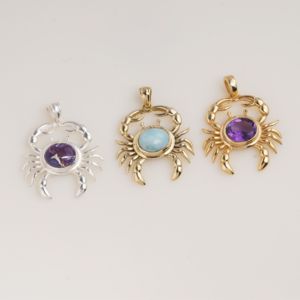 Pendentif crabe en larimar naturel, ton or, inspiré de l'océan, bijoux en pierres précieuses faits à la main, cadeau unique pour femmes - Product Image 4
