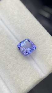 Tanzanite naturelle certifiée 7 MM, taille coussin carrée, avec une couleur et un lustre excellents, Zoisite naturelle 1,71 carat, clarté œil-de-chat - Product Image 3