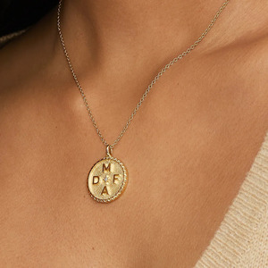 Collier pendentif en diamant avec médaillon étoilé à quatre initiales - Product Image 5