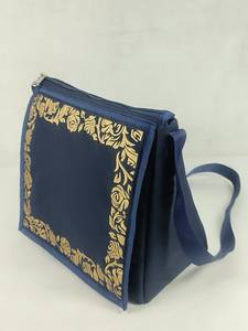 Sac messager bleu marine avec imprimé floral doré, fermeture éclair et bandoulière réglable - Product Image 3
