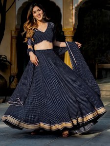 Ensemble Lehenga Choli en Georgette pour femme, imprimé Leheriya, haut court à col en V, jupe longue, tenue de soirée et de mariage - Product Image 2