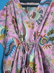 Vestido Kaftán con Estampado Floral Rosa para Mujer, Talla Única, Estilo Bohemio para la Playa o Fiestas de Verano, Cuello en V, Manga Media, 48 Pulgadas de Largo - Product Image 4