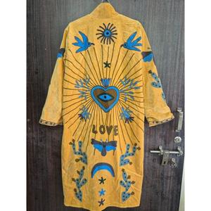 Abrigo largo de terciopelo Suzani, acolchado, transpirable, con cuello alto, bordado a mano con motivos florales, para mujer, ideal para festivales de invierno. - Product Image 2