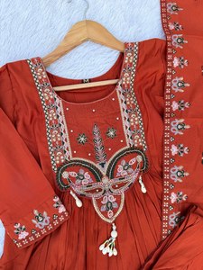 Conjunto de Lujo de Kurta Anarkali, Pantalón y Dupatta de Seda Romana |   Ropa Étnica Festiva Hecha a Mano |   Ropa de Calidad de Exportación - Product Image 4