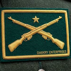 Parche de estrella cruzada de alambre de oro hecho a mano, emblema bordado rectangular personalizado para chaquetas y prendas de vestir - Product Image 1