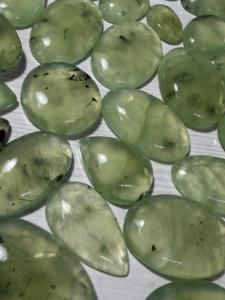 พลอยเพรฮไนต์ทรงหลังเบี้ย สีเขียว พลอยธรรมชาติ ขายส่งที่ BU GEMS - Product Image 4