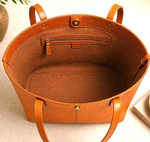 กระเป๋าโท้ทหนังแท้รอยา ฟูลเกรน สีแทน ทำมือ กันน้ำ หรูหรา สไตล์ลำลอง เรียบง่าย ทนทาน ทันสมัย ใช้ได้ทุกวัน - Product Image 2