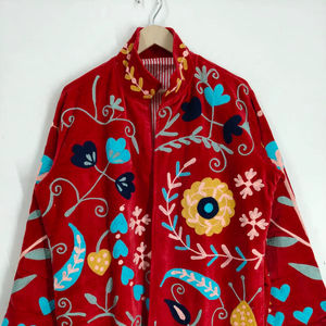 Kimono largo rojo de terciopelo Suzani bordado a mano, abrigo cálido de invierno para mujer, abrigo de algodón Suzani, chaqueta bordada a mano. - Product Image 1