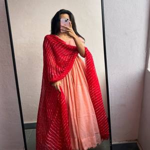 ชุดเดรสชีฟองสีส้ม VASTRA COTTAGE พร้อมผ้าคลุมไหล่ลายดิจิตอล Leheriya แขนสั้น ตกแต่งลายฉลุ ซับในเต็มตัว สง่างาม เหมาะสำหรับงานเทศกาล - Product Image 2