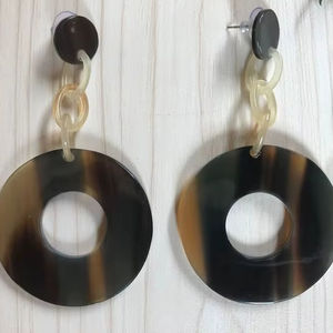 Pendientes de Cuerno Natural Hechos a Mano, Ligeros, Elegantes, Únicos, Artísticos y Coleccionables para un Regalo Ético y Ecológico - Product Image 1