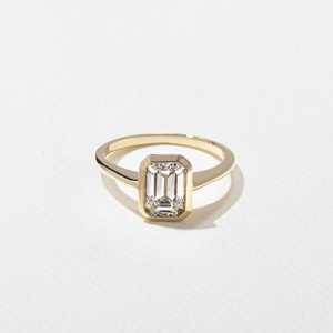 Bague de fiançailles solitaire minimaliste moderne en or 14k 18k avec diamant de laboratoire émeraude serti clos, vente en gros fabricant - Product Image 1