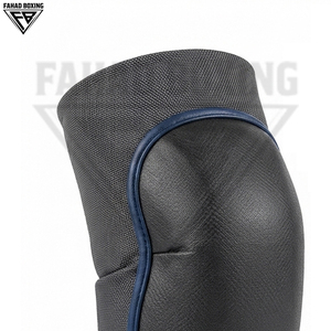 Rodilleras Protectoras Personalizadas con Acolchado Flexible y Compresión, Acabado Negro Elegante y Ribete Plateado para Seguridad Deportiva - Product Image 6