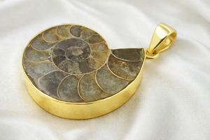 Pendentif spirale ammonite en pierre unique, argent sterling 925 plaqué or rose et or jaune, fait main, bijoux vintage bohème, cadeau pour femme - Product Image 4