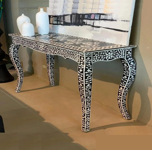 Una moderna mesa consola con incrustaciones de hueso marrón que muestra un patrón geométrico de mosaico, disponible a precios de mayorista. - Product Image 6