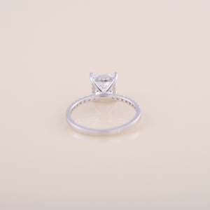 Anillo de Compromiso con Diamante Cultivado en Laboratorio de Corte Princesa de 3.54CT con Banda Redonda Pavé en Oro Blanco, Amarillo y Rosa de 14K - Product Image 4
