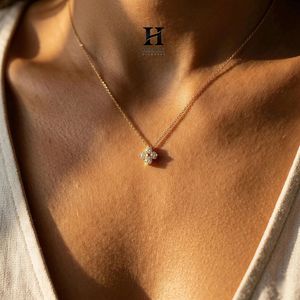 Collier pendentif fleur en or et diamants, bijou floral minimaliste, collier délicat en or 18 carats pour femme - Product Image 1
