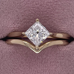 Bague de fiançailles solitaire en diamant de laboratoire taille princesse 1 carat et alliance incurvée assortie - Product Image 1