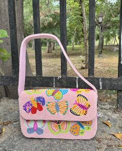 กระเป๋าถือทรงสี่เหลี่ยมสีชมพูทำมือพร้อมงานปักผ้ารูปผีเสื้อหลากสี - Product Image 2