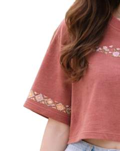 เสื้อยืดครอปผู้หญิงสีชมพูอมเทา ปักลายดอกไม้ แขนสั้น สไตล์ลำลอง แฟชั่น ผ้าคอตตอนผสม เนื้อนุ่ม เสื้อผู้หญิงสำหรับฤดูร้อน ขายส่งขายปลีก - Product Image 4