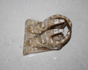 Tarjetero de Resina Tallado a Mano con Diseño de Mano Mudra |   Organizador de Escritorio con Diseño Étnico de Henna |   Decoración Espiritual Única para Oficina - Product Image 6