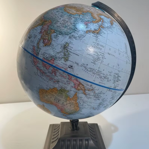 Globe terrestre en fer rustique patiné avec un cadre haut de gamme soudé à la main et des accents en cuivre antique pour un style campagnard - Product Image 1