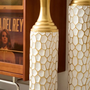 Vase de table en métal au design élégant pour la décoration de la maison, porte-fleurs haut de gamme pour le bureau et les hôtels - Product Image 3