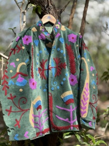 Chaqueta Corta de Invierno con Capucha para Mujer y Adolescente, de Terciopelo Bordado a Mano, Estilo Vintage |   Abrigo Casual de Diseñador con Cuello Mandarín 100% Orgánico - Product Image 2