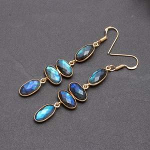Boucles d'oreilles pendantes en argent plaqué or 18 carats avec serti clos en labradorite bleue, style bohème, bijoux pour femmes à porter au quotidien - Product Image 2