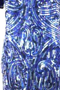 Robe de soirée vintage bleue à sequins et perles, à manches courtes, coupe fourreau, longueur thé, avec traîne chapelle et décolleté en U - Product Image 4