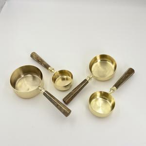 ถ้วยตวงสแตนเลสเกรดพรีเมียม ทนทาน เป็นมิตรกับสิ่งแวดล้อม เคลือบ PVD สีทอง พร้อมด้ามจับไม้ ใช้กับเครื่องล้างจานได้ - Product Image 4