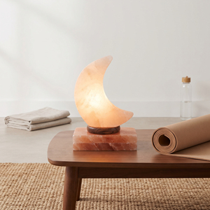 Lampe de sel de l'Himalaya faite à la main avec un design en forme de lune, cristaux roses naturels, support en bois décoratif et éclairage doux pour boutique de cadeaux - Product Image 6