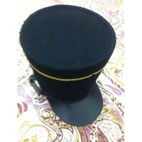 Reproducción de una gorra kepi o shako de oficina austrohúngara de la Primera Guerra Mundial, típica de fieltro negro con ribete de trenza dorada.