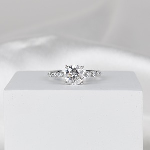 แหวนเพชรเพาะเลี้ยง 2 กะรัต รับรองโดย IGI สี E ความสะอาด VVS2 ทรงกลมสามเม็ด ทองคำขาว 14K แหวนหมั้น - Product Image 2