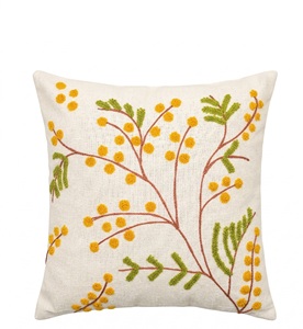 Housse de coussin florale texturée artisanale avec motif de feuilles vertes et de fleurs jaunes complexes - Product Image 2