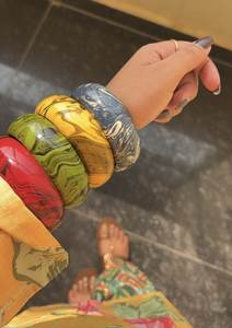 กำไลเรซิ่นทำมือสไตล์โมเดิร์น ดีไซน์ศิลปะ สำหรับร้านแฟชั่นบูติกและร้านขายเครื่องประดับออนไลน์ - Product Image 3